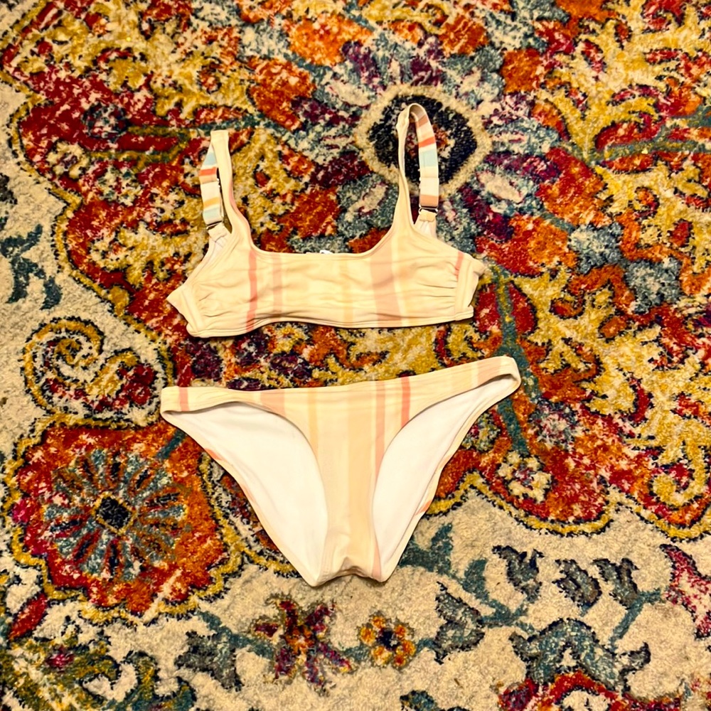 An amazingly cute cheeky bikini size S! With a clip in the back of the top!!!